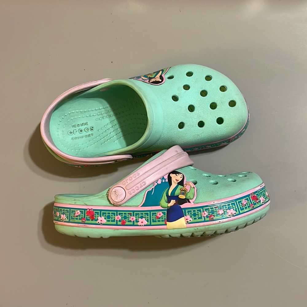 Girls Mulan Crocs Size 11